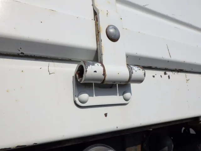 リヤのヒンジの一部が欠損しています。|いすゞ フォワード 2PG-FRR90S1(2WD)の写真42