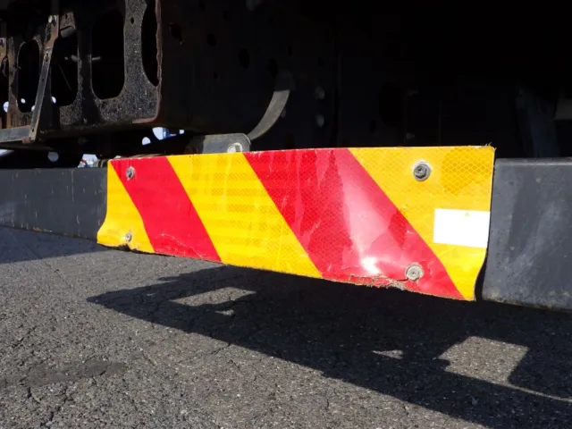 反射板にキズがあります。|いすゞ フォワード 2PG-FRR90S1(2WD)の写真44