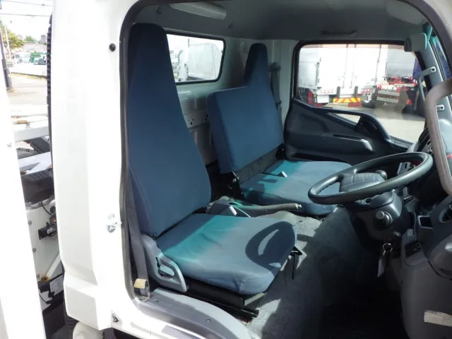 乗車定員は3名です。|三菱 キャンター TKG-FEB90(2WD)の写真6