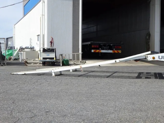 歩み板の脚が着いた状態です。|三菱 キャンター TKG-FEB90(2WD)の写真16