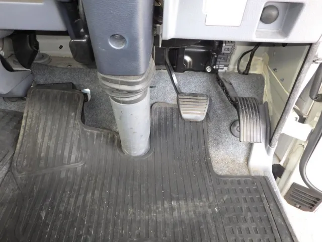 2ペダルです。|三菱 キャンター TKG-FEB90(2WD)の写真23