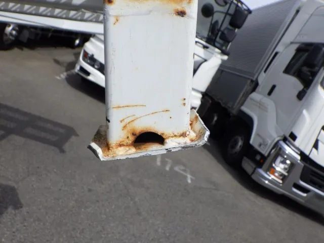 歩み板の脚にサビ・曲がりがあります。|三菱 キャンター TKG-FEB90(2WD)の写真36