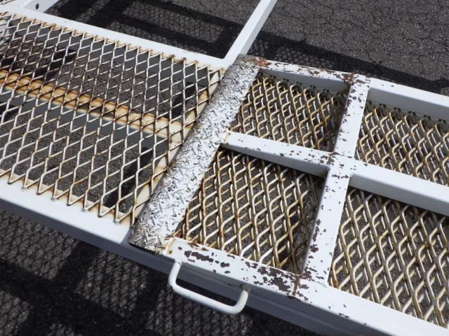 歩み板にキズ・サビがあります。|三菱 キャンター TKG-FEB90(2WD)の写真37