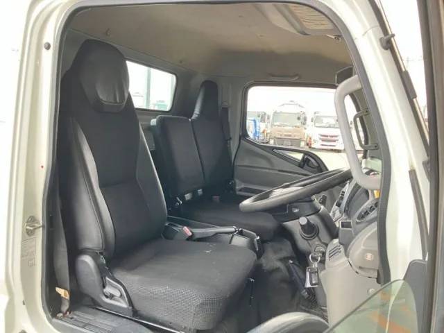 乗車定員は３名です。|三菱 キャンター TPG-FEB50(2WD)の写真6