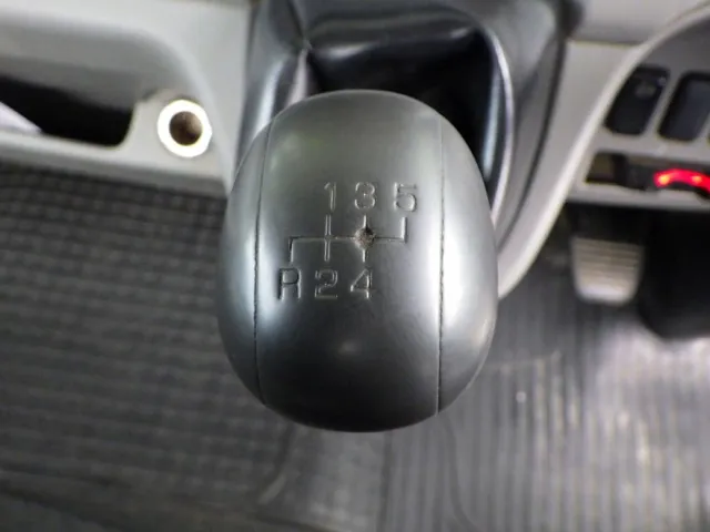 ＭＴ5速です。|三菱 キャンター TPG-FEB50(2WD)の写真14