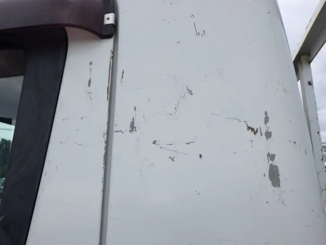 助手席側ドア・クウォーターパネルにキズ・ヘコミがあります。（運転席側にもあります）|三菱 キャンター TPG-FEB50(2WD)の写真17
