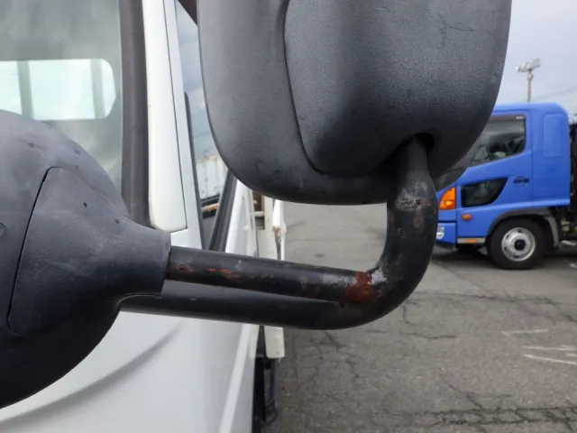 助手席側ミラーステーにキズ・サビがあります。|三菱 キャンター TPG-FEB50(2WD)の写真23