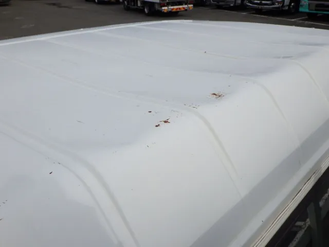 ルーフにキズ・サビ・ヘコミがあります。|三菱 キャンター TPG-FEB50(2WD)の写真24