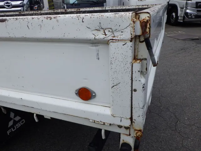 助手席側アオリ後方にキズ・サビ・ヘコミがあります。|三菱 キャンター TPG-FEB50(2WD)の写真29