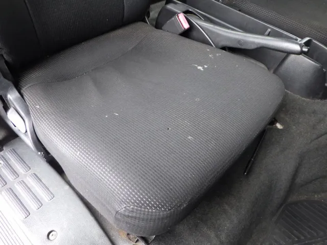 運転席座面にヘタリ・穴があります。|三菱 キャンター TPG-FEB50(2WD)の写真38