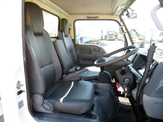 乗車定員は3名です。|いすゞ エルフ TPG-NJR85AN(2WD)の写真6