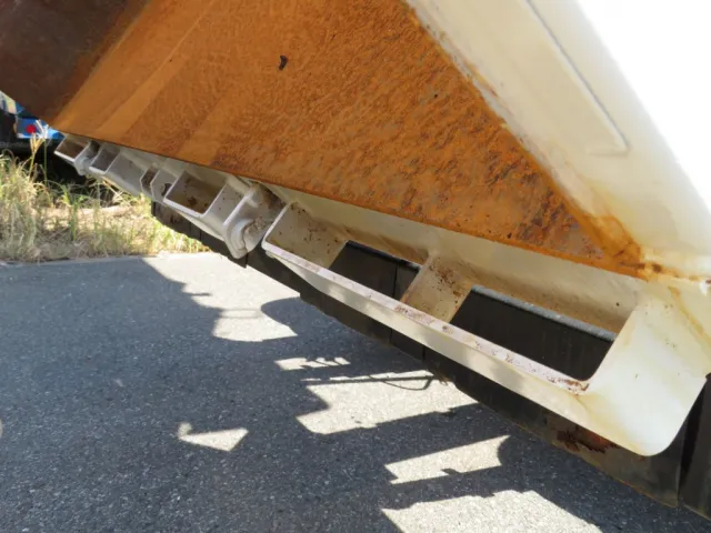 あゆみ掛けが付いています。|いすゞ エルフ TPG-NJR85AN(2WD)の写真12