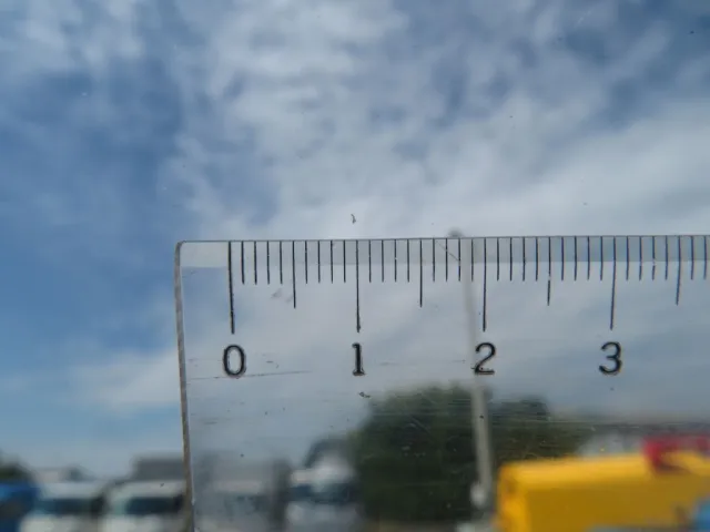 フロントガラス助手席側に小キズがあります。|いすゞ エルフ TPG-NJR85AN(2WD)の写真13