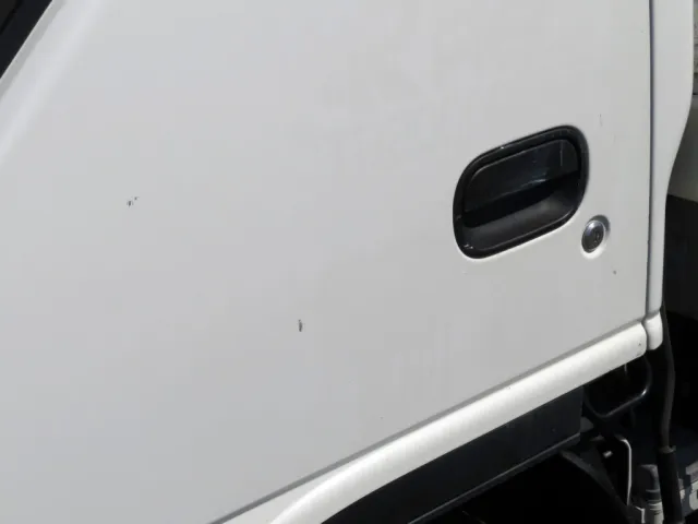 助手席ドアに小キズがあります。|いすゞ エルフ TPG-NJR85AN(2WD)の写真14