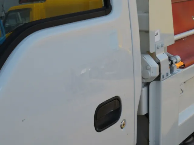 助手席ドアに看板日焼け跡があります。|いすゞ エルフ TPG-NJR85AN(2WD)の写真15