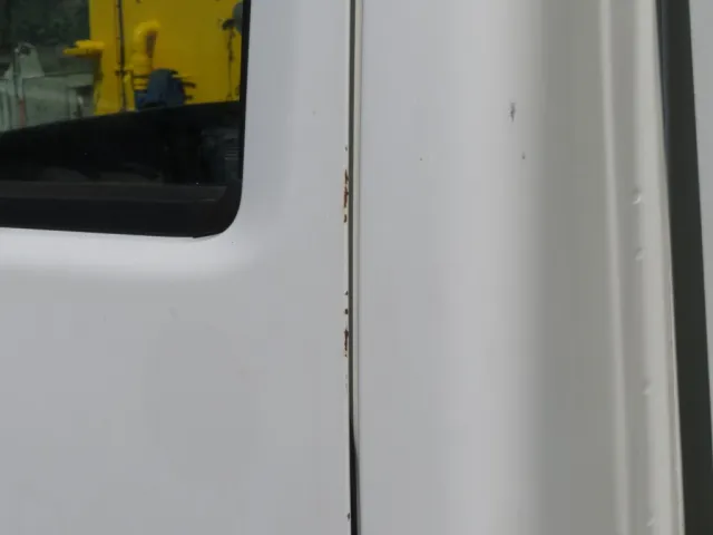 助手席ドア後端にキズがあります。|いすゞ エルフ TPG-NJR85AN(2WD)の写真16