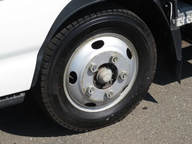 助手席側前軸のホイールにキズがあります。|いすゞ エルフ TPG-NJR85AN(2WD)の写真18