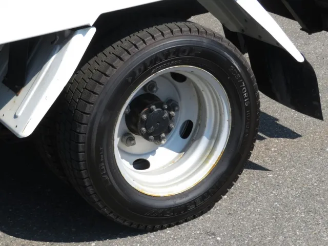 助手席側後軸のホイールにサビがあります。|いすゞ エルフ TPG-NJR85AN(2WD)の写真19