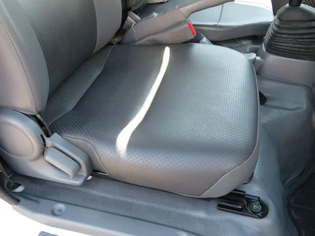 運転席座面の状態です。|いすゞ エルフ TPG-NJR85AN(2WD)の写真29