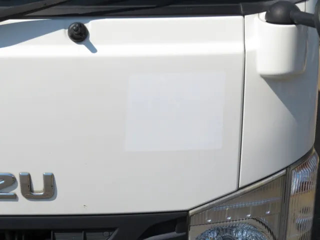フロントパネルに看板隠し塗装がされています。|いすゞ エルフ TPG-NJR85AN(2WD)の写真30