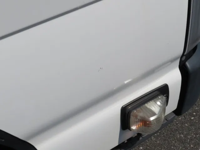 運転席ドア下部に小キズがあります。|いすゞ エルフ TPG-NJR85AN(2WD)の写真31