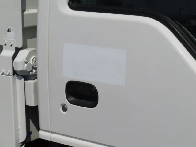 運転席ドアに看板隠し塗装がされています。|いすゞ エルフ TPG-NJR85AN(2WD)の写真32