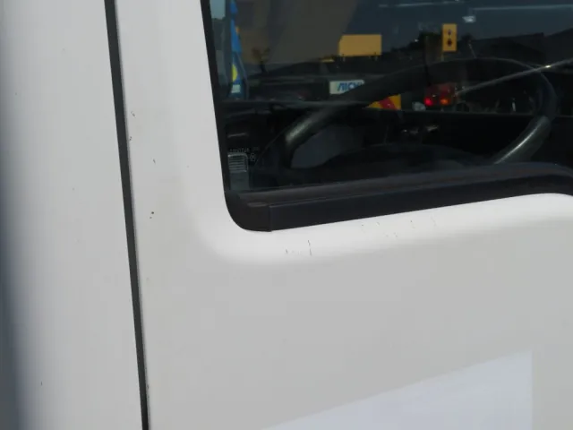 運転席ドアに細かいキズがあります。|いすゞ エルフ TPG-NJR85AN(2WD)の写真33