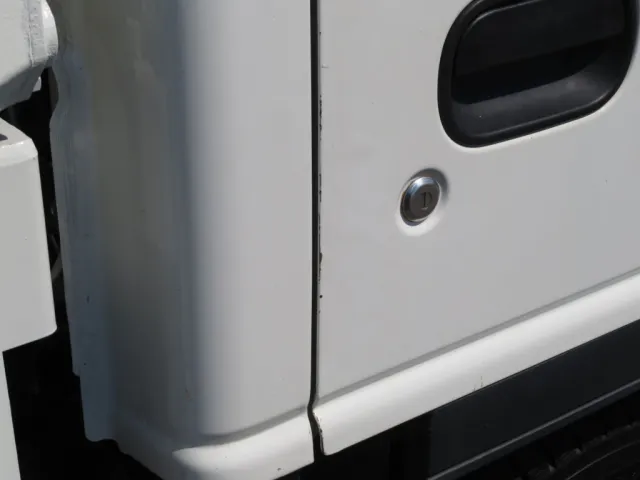 運転席ドア後端に細かいキズがあります。|いすゞ エルフ TPG-NJR85AN(2WD)の写真34