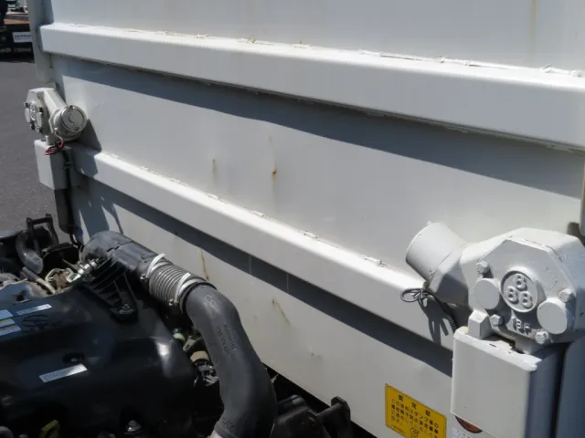 プロテクターの外側に膨らみがあります。|いすゞ エルフ TPG-NJR85AN(2WD)の写真37