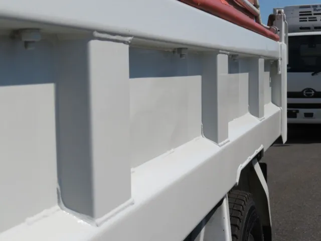 ボディー助手席側に膨らみがあります。|いすゞ エルフ TPG-NJR85AN(2WD)の写真39