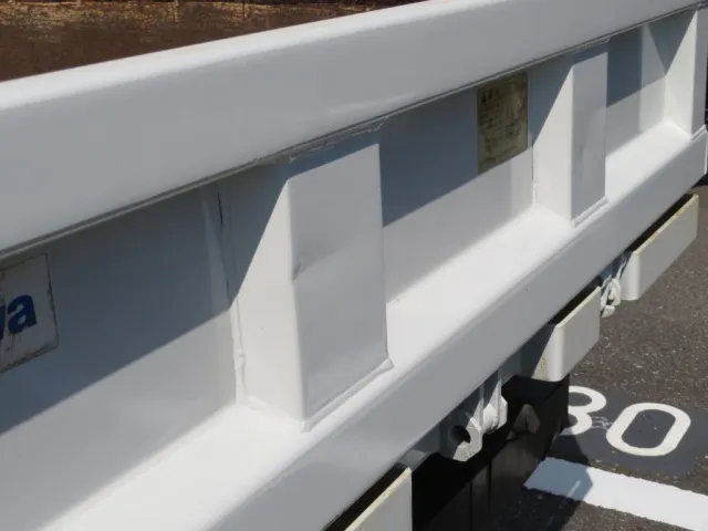 リアゲートの縦骨にヘコミがあります。|いすゞ エルフ TPG-NJR85AN(2WD)の写真42