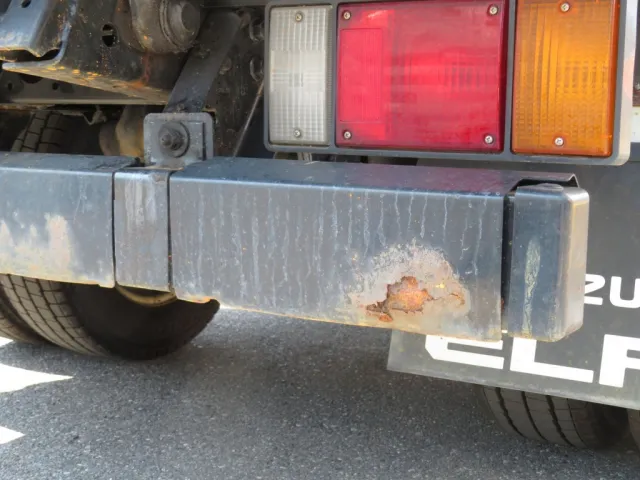 リアバンパーに腐食箇所があります。|いすゞ エルフ TPG-NJR85AN(2WD)の写真44