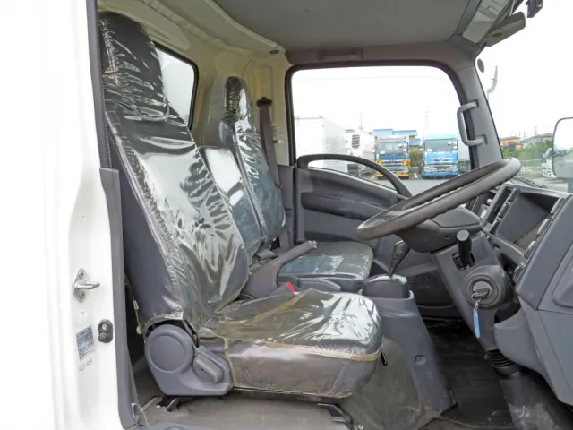 乗車定員は3名です。|いすゞ エルフ TKG-NPR85YN(2WD)の写真8