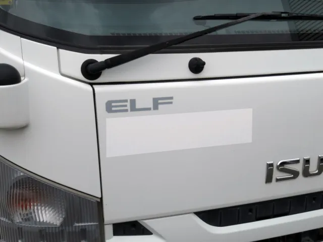 フロントパネルに看板隠し塗装がされています。|いすゞ エルフ TKG-NPR85YN(2WD)の写真27