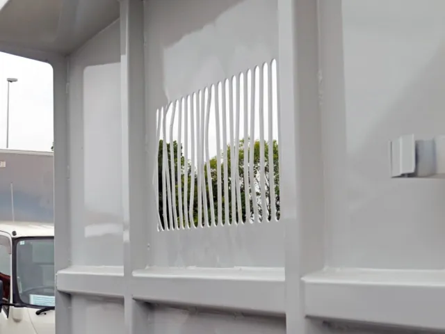 プロテクターの格子に曲がりがあります。|いすゞ エルフ TKG-NPR85YN(2WD)の写真33