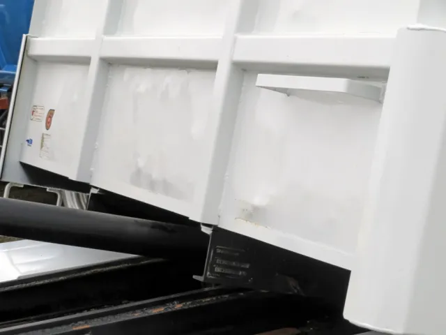 プロテクター下部に膨らみがあります。|いすゞ エルフ TKG-NPR85YN(2WD)の写真34