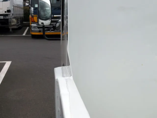 プロテクター側面に曲がりがあります。|いすゞ エルフ TKG-NPR85YN(2WD)の写真35