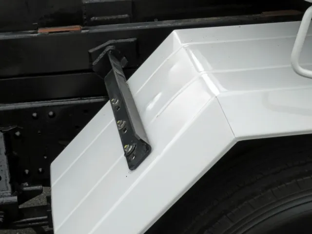 助手席側リアフェンダーに膨らみ箇所があります。|いすゞ エルフ TKG-NPR85YN(2WD)の写真38