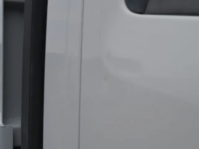 運転席ドアにエクボヘコミがあります。|いすゞ エルフ TKG-NPR85YN(2WD)の写真40