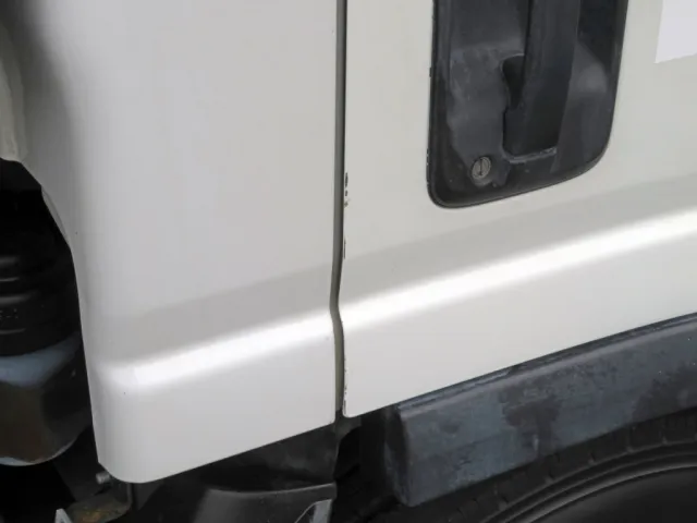 運転席ドアの端に細かいキズがあります。|いすゞ エルフ TKG-NPR85YN(2WD)の写真41