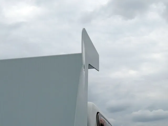 プロテクター側面に曲がりがあります。|いすゞ エルフ TKG-NPR85YN(2WD)の写真43