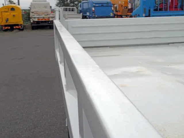 ボディー側面の上面に板金補修がされています。(一部軽微なヘコミは残っています)|いすゞ エルフ TKG-NPR85YN(2WD)の写真44