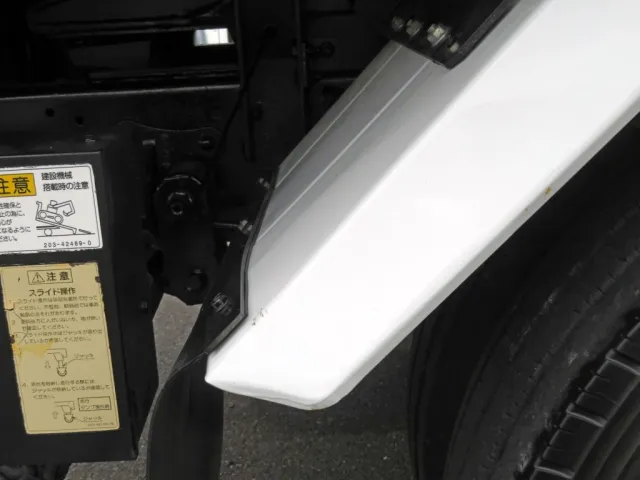 運転席側リアフェンダーに軽い曲がりがあります。|いすゞ エルフ TKG-NPR85YN(2WD)の写真45