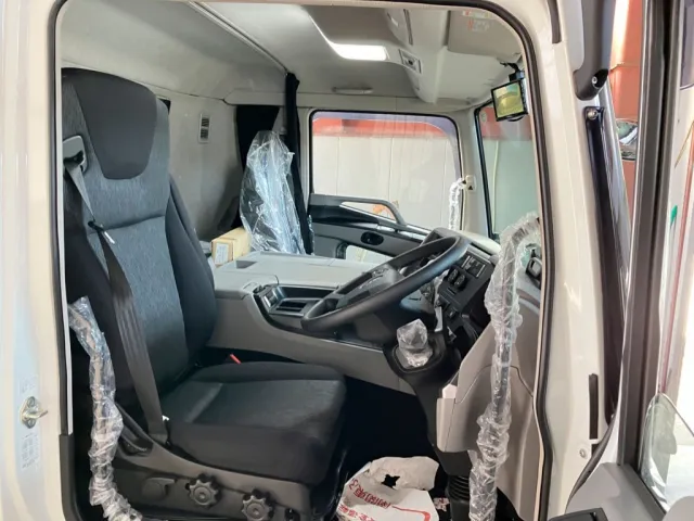 乗車定員は2名です。|三菱 スーパーグレート 2PG-FS74HZの写真5