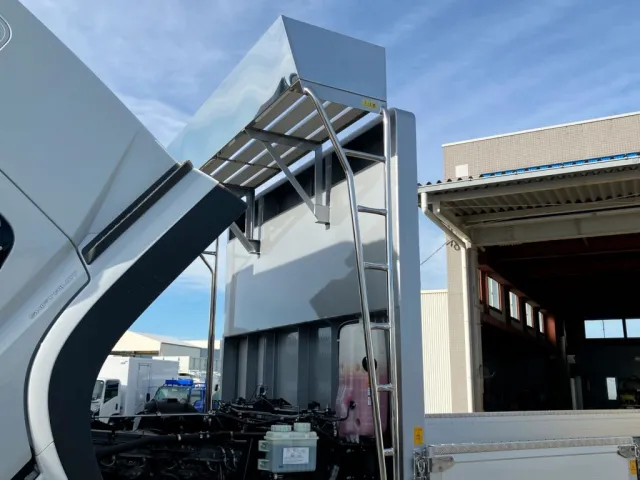 ボデーハシゴはステンレス製・シートデッキはステンレス張りです。|三菱 スーパーグレート 2PG-FS74HZの写真16