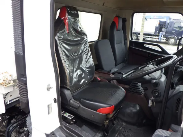 乗車定員は３名です。|日野 レンジャー 2KG-FC2ABA(2WD)の写真7