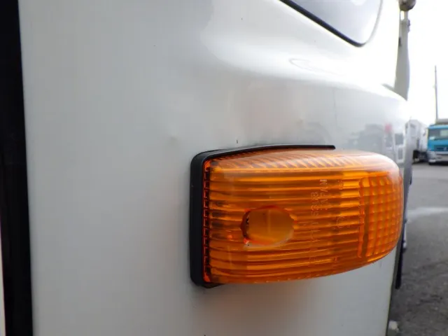 助手席側ドアにキズ・ヘコミがあります。|日野 レンジャー 2KG-FC2ABA(2WD)の写真29