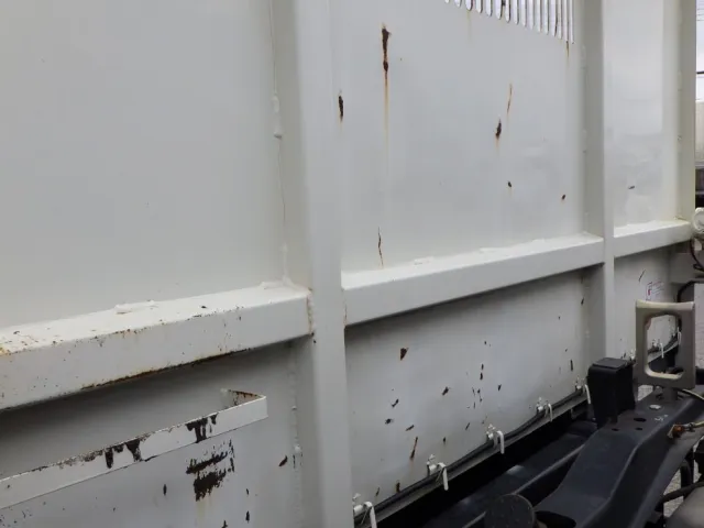 プロテクター前面にサビ・凸があります。|日野 レンジャー 2KG-FC2ABA(2WD)の写真34