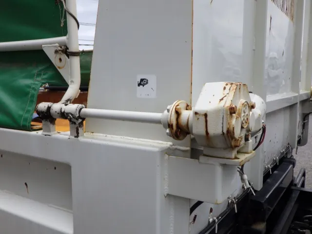 左右のモーター周りにサビがあります。|日野 レンジャー 2KG-FC2ABA(2WD)の写真36