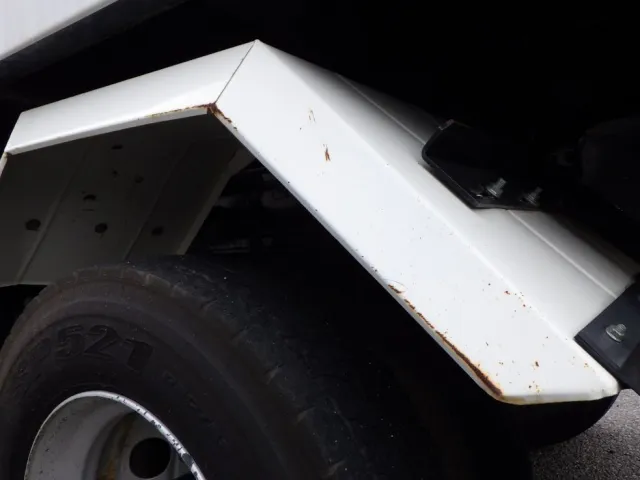 左右のリヤフェンダーにキズ・サビがあります。|日野 レンジャー 2KG-FC2ABA(2WD)の写真39